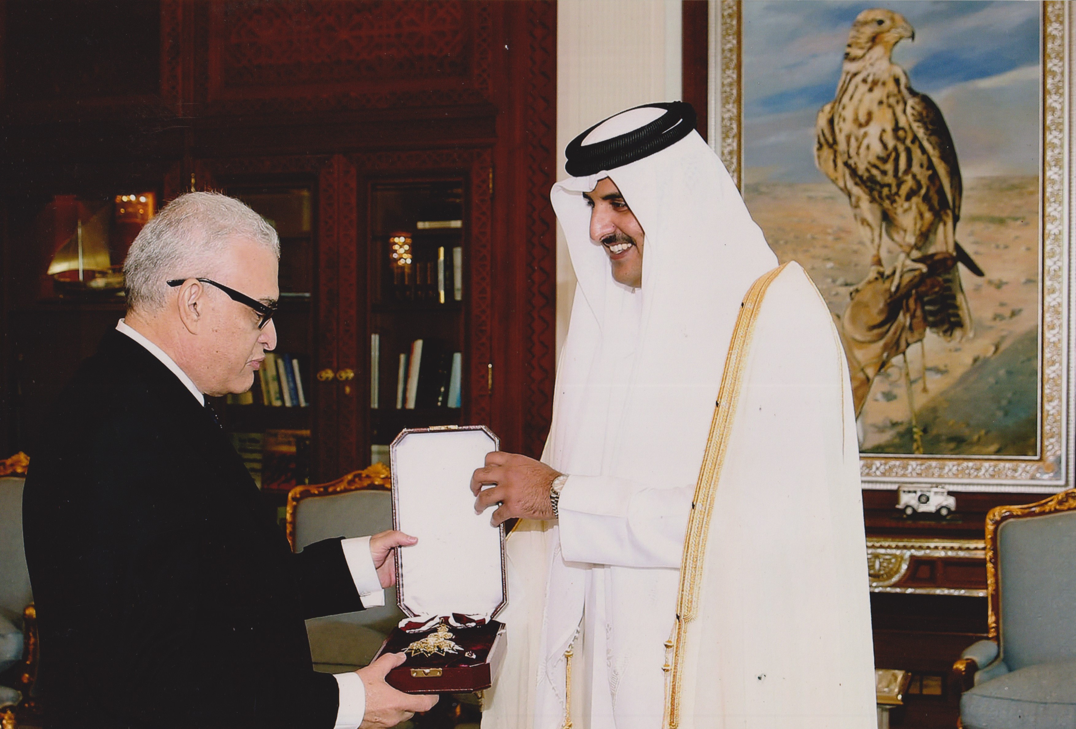 O embaixador Tadeu Nascimento Valadares recebe das mãos do emir do Catar, Sheikh Tamim bin Hamad Al Thani, uma honraria pelos serviços prestados ao longo do período que esteve no país. A honraria foi entregue ao final da sua missão no Catar.